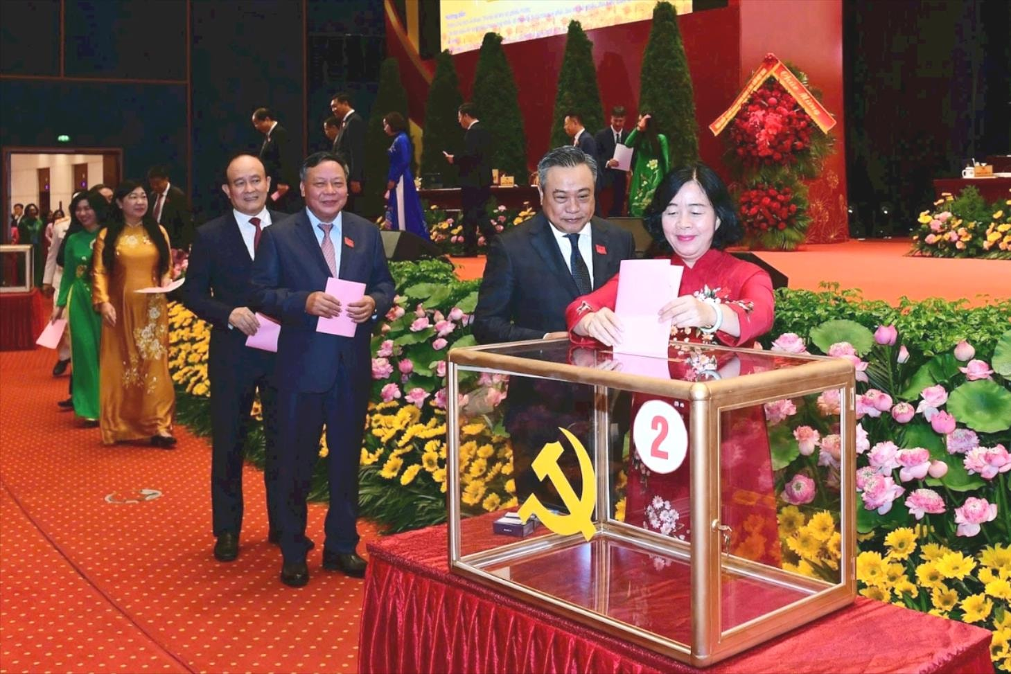 Đồng chí Bùi Thị Minh Hoài trúng cử Ban Chấp hành Đảng bộ TP Hà Nội khóa XVIII với số phiếu cao nhất